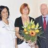Personalratsvorsitzende Annerose Schäfer (links) und Verwaltungsleiter Horst Schünzel verabschiedeten Brigitte Meier aus der Hartwaldklinik.