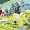 Fertig wird eine Modelleisenbahnanlage nie. Ständig haben die Vereinsmitglieder neue Ideen, die umzusetzen sind. Unser Bild entstand im Vereinsheim und zeigt  (von links) Rudolf Geiling, Horst Schmitt, Horst Gottschall, Jonny Miodek und Abteilungsleiter Hans Wagner.