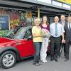 (ger)   „Ich dachte, ich träume“, war die erste Reaktion von Monika Reiß (links) aus Wonfurt, als sie die Nachricht erhielt, dass sie einen Mini Clubman bei einem Gewinnspiel gewonnen hatte. Doch der knallrote Mini Cooper im Wert von 20 000 Euro wartete tatsächlich vor dem Edeka-Geschäft von Gerhard Meyer (Dritter von links) in Obertheres auf sie. „Das ist einfach überwältigend“, so die Gewinnerin. Sie hatte in der Woche vor Ostern an einem Gewinnspiel der Firma Ferrero in Zusammenarbeit mit Edeka teilgenommen, bei dem 1,8 Millionen Handzettel mit der Teilnahmemöglichkeit verteilt worden waren. Markus Madeheim, Markus Jenzowski und Marc Rhode (ab Vierter von links) von der Ferrero Deutschland GmbH händigten ihr die Schlüssel für das Auto aus. Das Auto, das Monika Reiß und ihre Tochter Franziska (Zweite von links) künftig fahren werden, war bereits angemeldet worden, so dass die Besitzerin nach dem Anschrauben der Kennzeichen nach Hause fahren konnte.