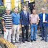 (fb)   Mit einem Dorffest wurde der neu angelegte Ruheplatz mit Sitzbänken im Ortszentrum eingeweiht. Verwirklicht wurde die Baumaßnahme auf Betreiben von Volker Handel, Bernd Krug und Walter Bräutigam. Firmen spendeten Baumaterial, dazu kamen noch Geldspenden und der Erlös eines Festes. Im Bild, von links: Gemeinderat Walter Schmitt, Bürgermeister Reinhold Stahl, Florian Berninger von der VR-Bank Schweinfurt, Volker Handel, Walter Bräutigam, Bernd Krug.