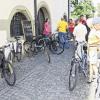 (ro)   Passend zum Triathlon und zur Stadtgalerie mit Fotos von Frank Wechsel zeigte das Fahrradmuseum Hüttenheim am Samstag auf dem Kitzinger Marktplatz eine Auswahl seiner Ausstellungsstücke. Immer wieder blieben die Passanten, darunter auffällig viele Radfahrer, stehen und bewunderten die rund 40, nicht nur historischen, Drahtesel. Wer sich eingehender über das Museum informieren möchte: In der Scheune von Museumsdirektor Norbert Gonschorek können die Velos von Mai bis Oktober jeden 1. Sonntag im Monat besichtigt werden.