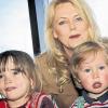 Eva Herman posiert mit den Kindern Amelie (l.) und Albert bei der Vorstellung der neuen Internetplattform „Familyfair“ in Berlin.
