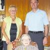 Pfarrgemeinderatsvorsitzende Anni Müller und Bürgermeister Karl Gerhard gratulierten Hedwig Guba zu ihrem 90. Geburtstag.