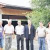 Auf zwei Lagerhallendächern der Firma Deblich in Sondheim/Rhön wurde durch die Friedrich-Wilhelm Raiffeisen eG eine Photovoltaikanlage installiert, von der in den kommenden 20 Jahren die gesamte Region profitieren soll. Im Bild (von links): Juniorchef Michael Deblich, Seniorchef Volker Deblich, Berthold Barthelmes, Projektleiter der Agrokraft GmbH, Rico Spatschek von der Genobank, Josef Demar, Projektleiter der Agrokraft GmbH sowie Bürgermeisterin Monika Götz.