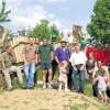(bar)   Es ist geschafft: Dank des großen Einsatzes vieler Eltern ist der Spielplatz in der Schillerstraße fertig. Die „Ochsenfurter Spielbaustelle“ (Winfried Betz, Matthias Sauer und Petra Stadler) hatte gleich zu Anfang mit Eltern und Kindern Kontakt aufgenommen, den Spielplatz geplant, Wünsche und Ideen zu Papier gebracht und dann umgesetzt (wir berichteten). Nach und nach wurde auf dem großen Wiesengelände Element für Element gebaut. Am Ende ist so ein Abenteuerspielplatz entstanden, der alle Sinne anspricht und auf dem die Kinder ihrer Kreativität freien Lauf lassen können. Ein Besuch, da sind sich alle Verantwortlichen einig, lohnt sich immer. Das meinen auch die Eltern, die sich nach Fertigstellung des Platzes beinahe selbst wieder wie ein Kind fühlten und gut gelaunt zwischen den Bäumen herum kletterten. Für die Gemeinde Euerbach, die die Materialkosten zahlt, freute sich Bürgermeister Arthur Arnold. Zum einen über den schönen neuen Spielplatz für die Jüngsten, zum anderen über das Engagement der Eltern.