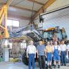 (bp) Einen neuen Traktor der Marke Deutz Fahr Agroton K420 mit 112 PS lieferte die Firma Landtechnik Geyer aus Unterspiesheim an den Bauhof der Gemeinde Kolitzheim. Mit diesem stärkeren Fahrzeug, das den 15 Jahre alten bisherigen Schlepper ersetzt, können die Gemeindearbeiter ihre vielfältige Arbeit nun besser bewältigen. Der neue Traktor in der Kommunalfarbe orange hat einen Frontlader und einen Arbeitskorb, wodurch mehr Sicherheit gewährleistet ist. An die Gesundheit der Arbeiter wurde ebenfalls gedacht, indem beim Kauf auf gute Federungen und eine geräumige Kabine geachtet wurde. Die besondere Bereifung des Fahrzeuges erlaubt auch das Befahren von Rasenflächen, was zum Beispiel bei 18 gemeindlichen Spielplätzen sehr wichtig ist. Außerdem erzeugt der 80 000-Euro-Traktor mit seiner neuesten Motorengeneration weniger Schadstoffe. Mit den Gemeindearbeitern freuen sich der zweite und dritte Bürgermeister Martin Mack und Alfred Bumm (von rechts), Gregor Huttner, Siegfried Heck, Vorarbeiter Georg Wieland, Robert Herbig (Chef des Bauhofs), Frank Geyer (Landtechnik Geyer), Erich Ziegler (Fahrer), Hans Behr (davor).