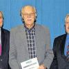 Treuer CSU'ler: Robert Bieber (Mitte) wurde für 25-jährige Mitgliedschaft geehrt. Es gratulierten Hartmut Brunner, (rechts) und Eduard Lintner.