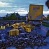 Flaschen, Kisten und Scherben blockierten am Dienstag Abend für Stunden die Autobahnausfahrt Werneck. Ein Lkw hatte einen Großteil der Ladung verloren. Die Ausfahrt war bis 22 Uhr gesperrt, die Aufräumarbeiten dauerten bis in die Nacht.