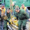 Keine leichte Befreiung: Greenpeace-Aktivisten werden am Dienstag bei Karlsruhe von Bahngleisen an der ehemaligen Wiederaufbereitungsanlage (WAK) entfernt, an denen sie sich zuvor angekettet hatten, um gegen den bevorstehenden Castor-Transport ins atomare Zwischenlager nach Lubmin zu protestieren.