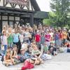 (ela)  Der PrimaGiro-Ausflug der Raiffeisenbank Volkach-Wiesentheid führte 61 Kinder in das fränkische Wunderland Plech. Während der Busfahrt sorgten die Betreuerinnen Andrea Wägerle-Drescher, Julia Reuther und Melanie Dallner mit „Bingo“ für Unterhaltung. Während die Kleinen mit Western-Eisenbahn und Kansas-City-Express fuhren, ließen sich die Großen im Slingshot in die Höhe katapultieren.