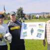 (sc)   460 Spiele hat Marco Walter (links) in den vergangenen 13 Jahren für den TSV Goßmannsdorf in der 1. Mannschaft absolviert. Jetzt wurde Walter, der zehn Jahre für seine Mannschaft die Spielführerbinde trug, auf dem Goßmannsdorfer Sportplatz verabschiedet. Abteilungsleiter Markus Hömer (Mitte) und stellvertretender Vorsitzender Thomas Wolken hoben in der Laudatio auch die 30 Tore hervor, die Walter – trotz einer Position im Rückraum – für den TSV schoss. Sie dankten dem 31-Jährigen für seinen Einsatz beim TSV und hoffen, dass sie ihn auch weiterhin verpflichten können: Die Türe für die Alten Herren stehe jederzeit offen.