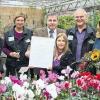 Fünf Sterne: Am Montag erhielt Blumen-Schemm im Lohrer Stadtteil Sackenbach das höchste Fleurop-Qualitätssiegel. Auf unserem Bild freuen sich darüber gemeinsam (von links): Christina Jaszinsky, Dunja Keil, Fleurop-Consultant Markus Sand, Ramona Schemm, Norbert Schemm und dritte Bürgermeisterin Rosemarie Stenger.DEHM