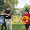 Beim Kampf mit dem Schwert versuchten sich die Kinder bei der Freienaktion „Schwertkampf“, den Mike Oppel (Bildmitte)  von Outdoorsport und Creativeworld in Arnstein im Rahmen des Arnsteiner Ferienprogramms durchführte.