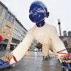 Eine fünf Meter lange und 2,40 Meter hohe Skulptur aus Kunststoff mit dem Titel „Baby Blue“ steht derzeit auf dem Marienplatz in München. Mit der übergroßen Darstellung eines  Babys mit blauer Hautfarbe will der Künstler Wolfgang Auer auf den nach seiner Meinung geringen Stellenwert des Kindes in unserer Gesellschaft aufmerksam machen.