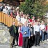 Der Vereinsring Mühlbach unternahm eine Bürgerfahrt in die Partnergemeinde nach Mühlbach ob Gais in Südtirol. Im Bild vorne rechts der Vorsitzende des Vereinsrings Mühlbach Michael Hombach, Karlstadts Bürgermeister Paul Kruck, der Fraktionsvorsitzende Mühlbach ob Gais Karl Wolfsgruber und der zweite Vorsitzende des Vereinsrings Mühlbach Gerhard Breidenbach, der einen der Jubiläumsbocksbeutel in den Händen hält.