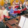 (mh)   Gemeinsam proben derzeit die beiden Chöre „Cantiamo“ des Gesangvereins 1906 Marktheidenfeld und „La Movida“ des Gesangvereins Liederkranz aus Sulzbach unter ihrer Dirigentin Olga-Bohn Kaliakina mit über 70 Sängern für die Aufführung des Rockoratoriums „Eversmiling Liberty“ am Sonntag, 8. November um 18 Uhr in der katholischen Pfarrkirche St. Josef. Zu den beiden Ensembles kommen noch die Gesangssolisten Franziska Rapke und Lukas Dall-Omo sowie die Instrumentalisten Britta Gläser (Klavier), Christoph Weigand (Bassgitarre), Franziska Richter (Saxophon), Andreas Hock (Saxophon), Alexander Sommer (Trompete), Michael Sommer (Schlagzeug) und Stefanie Leser (Violine). Die populäre und gefällige Komposition der beiden Dänen Jens Johansen und Erling Kullberg geht auf Händels bekanntes Oratorium „Judas Maccabäus“ zurück und erzählt vom Freiheitskampf der Israeliten im 2. Jahrhundert v. Chr. Die Wiedereinweihung des Tempels in Jerusalem im Jahr 164 vor Chr. ist bis heute der Anlass des achttägigen jüdischen Lichterfestes „Chanukka“, das in diesem Jahr vom 12. bis zum 19. Dezember gefeiert werden wird. Karten für das Rockoratorium gibt es im Vorverkauf bei redoffice-Albert (Obertorstraße) in Marktheidenfeld und an der Abendkasse.