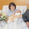 (ann)   Das 1000. Baby, das 2009 im Leopoldina-Krankenhaus geboren wurde, ist ein Mädchen. Am Mittwoch, 4. November, 17.34 Uhr, kam Alissa zur Welt. Den glücklichen Eltern gratulierten Geschäftsführer Adrian Schmuker und der Chefarzt der Frauenklinik, Prof. Michael Weigel persönlich. Alissa wiegt 3830 Gramm und misst 53 Zentimeter. Sie ist das erste Kind von Silke Hofmann und ihrem Mann Mischa Jones. Alissa begrüßte die Gäste mit kerngesundem Geschrei, so eine Mitteilung des Leo. Es gibt einen weiteren Grund zur  Freude. Michael Weigel: „Im letzten Jahr wurde das 1000. Baby in unserem Krankenhaus erst gut eine Woche später geboren. Während in diesem Jahr deutschlandweit die Geburtenzahlen um mehr als sechs Prozent zurückgehen, verzeichnet das Perinatalzentrum am Leopoldina-Krankenhaus weiterhin einen Anstieg der Geburten. Das ist nicht nur eine erfreuliche Entwicklung für unser Krankenhaus sondern auch ein gutes Zeichen für Schweinfurt und die Region.“ Im Leo werden jährlich über 30 000 stationäre und 20 000 ambulante Patienten behandelt.