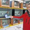 Den ersten Preis bekam dieser Dompfaff von der Jury. Stolz zeigt Karl-Heinz Fuchs, Vorsitzender des Vereins Waldvogelfreunde Grabfeld, auf die Auszeichnung.