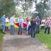 (ev)   Ein Übernachtungsfest der besonderen Art erlebten zwölf behinderte Menschen an einem Wochenende zusammen mit ihren neun Betreuern auf der Physiofarm in Wonfurt.Eingeladen hatte der Verein Lebens(t)raum e. V. und die Physiotherapeutin Elena Fromm, die den Behinderten aus dem Haßfurter und Schweinfurter Raum zu einem erlebnisreichen Wochenende verhalfen. Trotz des unbeständigen Wetters konnte man zusammen den Nachmittag im Freien verbringen und sich bei Kaffee und Kuchen gesellig unterhalten.Gemeinsam wurde dann gesungen und getanzt und anschließend eine Wanderung zu nahe gelegenen Frommsee unternommen. Auch hier wurden Spiele – wie etwa das große Fallschirmtuch – mitgenommen und trugen sehr zur allgemeinen guten Stimmung bei.Danach gab es eine Besichtigung der Tiere auf dem Aussiedlerhof von Maria Fromm. Hier konnten die Teilnehmer nicht nur die Kamerun-Schafe füttern sondern auch ausgiebig die beiden Pferde Ikarus und Calvados streicheln.Nach dem Abendessen mit Steaks und Bratwürstchen vom Grill gab es noch viel Romantik und Gitarrenklang am Schwedenfeuer. Eine kleine Meditation, vorbereitet von Elena Fromm,  brachte dann die Teilnehmer samt ihren Betreuern zu Bett. Dieses fand man kurzerhand im Gymnastikraum der Physiofarm, der allen zusammen als großes Schlafgemach diente.Nach einem ausgiebigen und kurzweiligen Frühstück waren sich alle einig, dass dies nicht der letzte Besuch auf dem Hofe Fromm und der Physiofarm war. Weitere Informationen über den Verein Lebens(t)raum e. V. und die breit gefächerten Aktionen für körperlich und geistig Behinderte Menschen und deren Angehörigen erhalten Sie unter  (0 95 21) 76 23 bei der Vorsitzenden Corinna Räder.