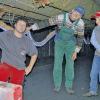 Die „Erfinder“ der Seitenbeleuchtung für Holztransporter präsentieren ihr Produkt (von links): Wolfgang Zachleder, Karl Ditterich und sein Sohn Hannes.