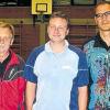 (mp)   In der Versbacher Pleichachtalhalle stritten bei den letzten Kreisranglistenturnieren der abgelaufenen Tischtennissaison insgesamt 47 Teilnehmer um Satz und Sieg sowie die Teilnahme am Bezirksranglistenturnier am 12. September in Schwanfeld. Die besten drei Akteure der B- und C-Klasse sowie die vier besten der D-Klasse haben sich für dieses Turnier qualifiziert. Unsere Fotos zeigen jeweils die drei Erstplatzierten. Ganz links, das Trio aus der B-Klasse mit (von links) Reinhold Fella (3./TG Veishöchheim), Michael Fuß (1./SB Versbach) und Harald Bayerer (2./TG Zell). Auf dem mittleren Foto die drei Besten der D-Klasse mit (von links) Thomas Kilian (TSV Güntersleben), Alexander Hoffmann (TG Veitshöchheim), Ulrich Winkler (TSV Reichenberg). Ebenso für das Bezirksranglistenturnier qualifizierte sich hier Su-Jin Lee (4./TV Unterdürrbach). Das rechte Foto zeigt die Erstplatzierten der C-Klasse: (von links) Jan Prozeller (2./TSV Grombühl), Andre Scheer (1./TSV Reichenberg) und Benjamin Ende (3./SB Versbach).