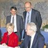 Vertragsunterzeichnung für das neue FH-Gebäude zwischen der Immobilien Freistaat Bayern und der SWG. Von links: SWG-Chef Alexander Förster, OB Gudrun Grieser, SWG-Projektleiter Axel Hofmeister, Wirtschaftsförderer Hans Schnabel, der stellvertretende IMBY-Geschäftsführer Ludwig Weichselbaumer und FH-Präsident Heribert Weber.