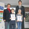 Vertreten die Grundschule Mellrichstadt beim Mathe-Kreisentscheid in Herschfeld: Steffen Neuner und Alina Thiele. Darüber freuen sich Schulleiter Peter Schön (links) und Mathias Gerstner (rechts) von der Genobank.