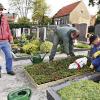 Mitarbeiter des Bauhofs bepflanzten Gräber im Friedhof in Waldbrunn: (von links) Edgar Heinickel, Gerhard Höß, Josef Graf.
