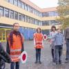 Vier von neun Schülerlotsen der Hofheimer Hauptschule und von 50 000 in Deutschland: Paul Bürkner, Cindy Ogbewi, Malin Leykauf und Anthony Krieger sorgen für mehr Sicherheit auf dem Schulweg. Im Bild zusammen mit Rektorin Gaby Förster (rechts), Schülerlotsenbetreuerin Daniela Stühler und Konrektor Berthold Löser.