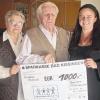 (dt)   Anlässlich ihrer Goldenen Hochzeit hatten Elfriede (links) und Karl Wytopil statt Geschenke um Geldspenden für die Aktion „benni & co“ gebeten, die 1996 von der Familie Over gegründet wordne ist. Namensgeber dieser Organisation ist ihr Sohn Benni, der an Muskeldystrophie Duchenne leidet. Medikamente können derzeit noch nicht helfen, deshalb bedeutet Forschung eine Hoffnung für 3000 Jungen und junge Männer in Deutschland. Die „benni & co“-Organisation sammelt Geld für die Forschung. Den Scheck des Jubelpaares über 1000 Euro nahm Birgitt May (rechts) von der Elterninitiative Nordbayern entgegen und versicherte, den Betrag an die Aktion „benni & co“ in Bochum unter dem Slogan: „Hilfe für muskelkranke Kinder“ weiterzuleiten.