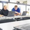 Die Transfergesellschaft Mypegasus für die 40 entlassenen GKN-Mitarbeiter hat ihre Räume in der Unterhainstraße eingerichtet. Günther Sandner (links) und Veit Dietrich haben als technische Mitarbeiter von Mypegasus auch zwölf Rechner für Schulungen installiert.