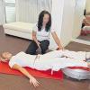 (-er)   Ihr zweites Figurstudio Lady Plate haben die Inhaber Uwe Bartenstein und Hermann Endriß in der Hadergasse 40 eröffnet. In dem 250 Quadratmeter großen Studio werde Frauen eine Alternative zum herkömmlichen Fitness-Studio angeboten, so die Mitteilung. Abnehmen, straffen, kräftigen, mobilisieren und dehnen seien die Hauptkriterien der biomechanischen Ganzkörperstimulation (Vibration). Lady Plate sei ein Ganzkörper-Vibrationsgerät. Diese Art der biomechanischen Vibration (Stimulation) simuliere das menschliche Gangbild und sei damit eine harmonische und hocheffektive Trainingsmethode. Gelehrt werde im Studio auch, wie Frauen Cellulite schneller reduzieren können. Im Vorfeld erhält die Kundin ein Beratungsgespräch. Das Figurstudio Lady Plate hat montags bis freitags von 9 Uhr bis 20 Uhr und samstags von 9 Uhr bis 15 Uhr geöffnet. Im Bild Fachkraft Martina Bartenstein und Melli Meyer.