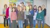 Stellvertretend für die 24 Schüler, die an der Arbeitsgruppe Regenwald teilnahmen, freuen sich Schulleiterin Margit Hofmann und die verantwortlichen Lehrer Anne Eißner und Florian Hauck mit einem Teil der Schülergruppe über den Schutz von 1925 Quadratmeter Regenwald und die entsprechende Schutzaktie.HARALD KNOBLING, ARMIN-KNAB-GYMNASium KITZINGEN