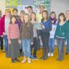 Stellvertretend für die 24 Schüler, die an der Arbeitsgruppe Regenwald teilnahmen, freuen sich Schulleiterin Margit Hofmann und die verantwortlichen Lehrer Anne Eißner und Florian Hauck mit einem Teil der Schülergruppe über den Schutz von 1925 Quadratmeter Regenwald und die entsprechende Schutzaktie.HARALD KNOBLING, ARMIN-KNAB-GYMNASium KITZINGEN