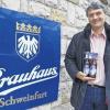 Georg Eberwein hat beim Brauhaus die Funktion eines Verkaufsleiters, wird künftig aber Teil der Doppelspitze sein. In der Hand hält er die neueste Kreation: Das Bockbier „Böggle“.
