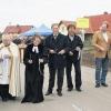 Band-Durchschneiden macht Spaß: Bürgermeister Friedel Heckenlauer, Diakon Klaus Weber, Pfarrer Benno von Bundschuh, Pfarrerin Bettina Klemm, Landrat Harald Leitherer, Rainer Götz (Bauamt), Michael Koch (Baufirma) und Joachim Bördlein gaben die Straße zwischen Sulzdorf und Wetzhausen symbolisch frei.