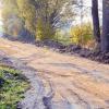 Ein einsamer Spaziergänger auf der Trasse des neuen Rad- und Wirtschaftswegs von Bad Königshofen nach Eyershausen. In spätestens vier Wochen soll er asphaltiert und befahrbar sein.