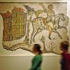 Zwei Personen gehen am Freitag im Badischen Landesmuseum im Karlsruher Schloss an dem Mosaik Vandalischer Reiter vorbei, das auf das späte fünfte, Anfang des sechsten Jahrhunderts nach Christus datiert ist. Dieses Mosaik ist Teil der Ausstellung Erben des Imperiums in Nordafrika - Das Königreich der Vandalen die bis zum 21. Februar 2010 in Karlsruhe gezeigt wird.