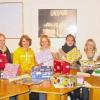 Im Jugendtreff des Bonhoeffer-Gemeindehauses in Höchberg trafen sich (von links) Betreuerin Christel Büttner, Anna, Sophie, Katrin, Tamara und Sarah sowie Sammelstellenleiterin Ulrike Mais, um  Päckchen für die Aktion „Weihnachten im Schuhkarton“ mit buntem Papier zu bekleben.