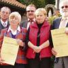 (ue)   Große Ehre für Diethard Schneider: Der Vorsitzende des Oberwerrner Siedlerbunds wurde auf der Jahreshauptversammlung des Bezirksverbands „Wohneigentum“ in der Festscheune mit dem Großen Goldenen Ehrenzeichen des einstigen „Bayerischen Siedlerbunds“ ausgezeichnet. Mit ihm erhielt Therese Kabik, seit über 30 Jahren Leiterin der Würzburger Geschäftsstelle, die höchste Auszeichnung des rund 12 000 Mitglieder zählenden Bezirksverbandes. Schneider leitete den Oberwerrner Siedlerbund von 1978 bis 1986 und seit 1996, er war maßgeblich am Bau der Festscheune selbst wie auch des neuen Siedlerheimes beteiligt. Landrat Harald  Leitherer, Landesvorsitzender Siegmund Schauer und Landtagsabgeordnete Sabine Dittmar (SPD) zählten zu den Ehrengästen der Veranstaltung unter dem Motto „Wohneigentum lohnt sich“. Angesichts der Bedeutung von Wohneigentum als sichere Geldanlage in der Finanzkrise forderte Bezirksvorsitzender Dieter Weidenhammer mehr Hilfen vom Staat zu seinem Erhalt.  Der ehemaliger Zeller Bürgermeister, der dem Bezirksverband seit 1989 vorsteht, wurde einstimmig wiedergewählt. Stellvertreter sind Achim Einig (Knetzgau) sowie erstmals Manfred Sorg, Ochsenfurt. Von links Bürgermeister Peter Seifert, Dieter Weidenhammer, Therese Kabik, Siegmund Schauer, Birgit und Diethard Schneider, sowie Sabine Dittmar.
