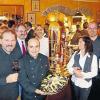 Bei der Eröffnungsfeier der Weinbar Dolce Vino im Hotel „Fischzucht“ in Heidingsfeld (von rechts): Inhaber Thomas Wimmer, Wirtin Elke Grübel. Domenico Cannizzaro und Rainer Sieke, hinten von rechts Robin Sieke und Schreiner Klaus Witt.