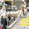 (pel)   Die Vorschulkinder des Zellinger Kindergartens St. Sebastian arbeiten seit Wochen am Projektthema „Ernte“. In der Bäckerei Maxl-Bäck in Zellingen zeigte ihnen Helmut Bregenzer die Backstube und erklärte den Kinder den Arbeitsablauf. Wie zu Hause auch gibt es Rührgeräte und Teigschüsseln, nur alles viel größer. Die Kinder durften selbst backen. Ausgestattet mit Schürzen und Bäckermützen formten Brezeln, Schnecken, Zöpfe und Brötchen. Am Ende gab es für alle noch Getränke und Laugenbrezeln für den Heimweg. Die selbst gebackenen Teigwaren aßen die Kinder im Kindergarten. (In der vergangenen Woche veröffentlichte die Main-Post den falschen Text zum Bild. Wir bitten um Entschuldigung.)