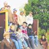 Bürgermeisterin Anita Feuerbach (links) mit einer Skatergruppe. Ganz rechts ist Gemeinderätin Petra Felkl.