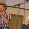 Sorgte mit Wort und Gesang für Vergnügen im Steinfelder Pfarrheim: der Allgäuer Kabarettist Maxi Schaffroth, an der Gitarre begleitet von seinem Hofnachbarn Markus Schalk.