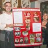 Christel Büschel und ihr Sohn Steffen mit einer der Infotafeln, mit denen sie beim Jubiläumsfest vor wenigen Wochen den Gästen Einblick gewährten in die 100-jährige Tradition ihres Gasthofes in Dingolshausen.