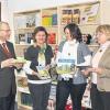 Der Zeitungs-Shop der Main-Post ist weiter in Gerolzhofen vertreten. Bei Teutsch am Turm ist das gesamte Sortiment, vom Bildband bis zum Bierkrug, erhältlich. Im Bild die Shop-Betreiber Uwe und Elfriede Teutsch (links und rechts außen) sowie die Mitarbeiterinnen Angelika Kneuer (2. v. l.) und Sandra Brendler.