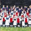 (mk) Die Volkstanzgruppe Rodenbach feiert ihr 45-jähriges Jubiläum. Kultur- und Brauchtumspflege ist für sie alles andere als uncool. Am Anfang der 45-jährige Geschichte steht die Familie Steg. Ihr sei es zu verdanken, dass fränkisches Kulturgut nicht nur im eigenen Dorf, sondern auch in der näheren und weiteren Umgebung verbreitet werde, heißt es in einer Pressemitteilung. Die Volkstanzgruppe geht immer wieder auf Reisen und hatte schon Auftritte in Ostfriesland, in der Normandie, in Südtirol und der Schweiz. Unsere Bild zeigt die Gruppe 1989 beim 25. Jubiläum  in Krummhörn. Heute zählt die Volkstanzgruppe zehn Tanzpaare bei den Erwachsenen und fünf Paare bei den Kindern. Geleitet wird die Gruppe von Cornelia Hörnes und Heiner Bernard. Anlässlich des Jubiläums feiern sie am 25. Oktober, 6. November und 15. November, jeweils um 19 Uhr, im Rodenbacher Pfarrheim mit einem kostenlosen fränkischen Tanzkurs. Teilnehmen kann jeder. Am Samstag, 21. November, findet ab 19.30 Uhr im Rodenbacher Sportheim ein öffentlicher Jubiläumsabend mit den Fränkischen Straßenmusikanten statt. Als Gäste sind Volkstanzgruppen aus Glasofen, Stadtprozelten und Urspringen dabei.