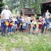 Der OGV Unfinden eine führte eine interessante und lehrreiche Kinderveranstaltung durch, bei der Schmetterlingshotels gebaut wurden. Treffpunkt war die ehemalige Schreinerei Wohlgemuth. Dort hatten Ingo Wohlgemuth (links) und einige Helfer das für den Bau benötigte Material bereits vorbereitet. Nach der Ankunft wurde den 14 Kindern zunächst der Zweck eines Schmetterlingshotels erklärt. Anschließend wurden die Entwicklungsstadien von der Eiablage, zur Raupe, über die Puppe zum fertigen Schmetterling gemeinsam erarbeitet. Unter Anleitung von Wohlgemuth und den anwesenden Eltern bauten die Kinder dann ihr eigenes Hotel. Es wurde geleimt, gehämmert und geschraubt und zum Abschluss verwandelten die Kinder ihr Schmetterlingshotel mit Farben noch in ein kleines Kunstwerk.