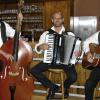 Die „Schneesenger“ aus Uettingen spielen beim Wirtshaussingen im Lengfurter Weinhaus Zorn. Von links: Norbert „Knorri“ Weimer, Josef Kampert und Bernhard Kohlhepp.