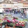 (reg)   Einer der verkaufsoffenen Sonntage, an dem nachmittags auch die Fachgeschäfte in der Stadt öffnen dürfen, ist der traditionelle Wendelinusmarkt, im Volksmund auch Mantelsonntag genannt. Zum Glück hörte der Regen im Verlauf des Vormittags im Grabfeld auf, so dass doch zahlreiche Besucher kamen, um über den Markt zu bummeln, sich die Waren anzuschauen und letztendlich zu kaufen. Biergartenatmosphäre kam allerdings nicht auf angesichts der niedrigen Temperaturen, obwohl im Freien bewirtet wurde und die Merkershäuser Musikkapelle zünftig aufspielte. Tücher, Schals, Mützen und warme Socken wechselten hauptsächlich die Besitzer auf dem Marktplatz, aber auch Pullover, Schmuck und Uhren, Tischdecken und Schürzen. Herbststimmung vermittelten auch die Blumenverkäufer, bei ihnen waren Erika-Töpfe und Blumenzwiebeln gefragt.